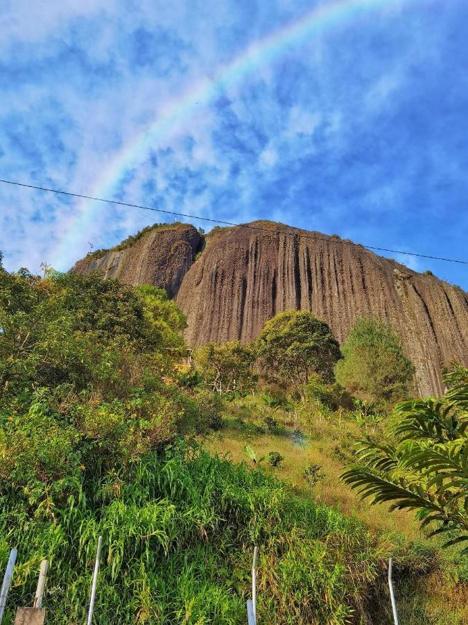Descanso Bajo La Piedra Del Penol Guatapé Eksteriør bilde